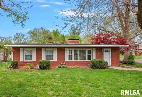303 W Lincoln Ave, Petersburg, IL 62675