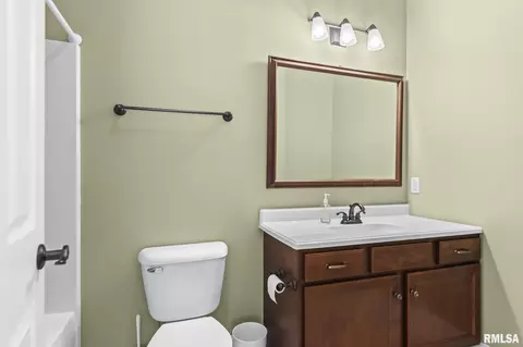 Bath - 3305 Cash River Rd, Springfield, IL 62711 photo 2 of 4