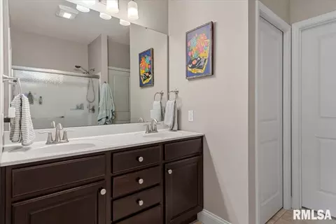 Bath - 3204 Grassmere Dr, Springfield, IL 62711 photo 1 of 4
