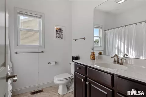 Bath - 3204 Grassmere Dr, Springfield, IL 62711 photo 3 of 4