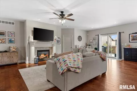 Living - 3204 Grassmere Dr, Springfield, IL 62711 photo 1 of 1