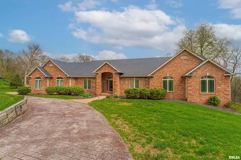 9 Governors Dr, Elkhart, IL 62634