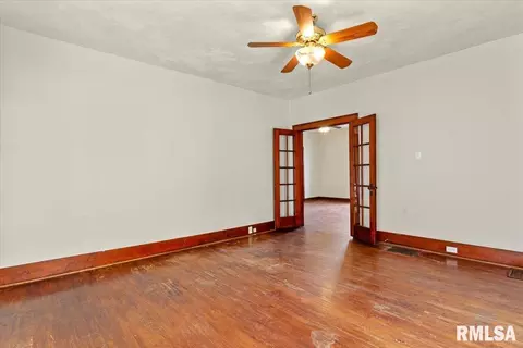 Living - 2021 N Peoria Rd, Springfield, IL 62702 photo 2 of 4