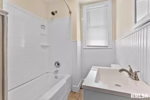 Bath - 2021 N Peoria Rd, Springfield, IL 62702 photo 2 of 3