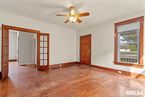 Living - 2021 N Peoria Rd, Springfield, IL 62702 photo 3 of 4