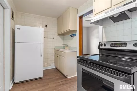 Kitchen - 2021 N Peoria Rd, Springfield, IL 62702 photo 1 of 1