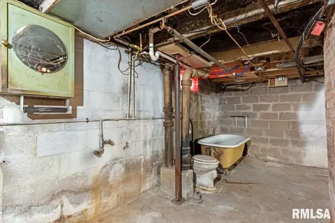 Bath - 2021 N Peoria Rd, Springfield, IL 62702 photo 3 of 3