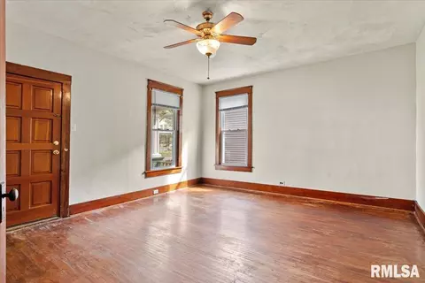 Living - 2021 N Peoria Rd, Springfield, IL 62702 photo 1 of 4