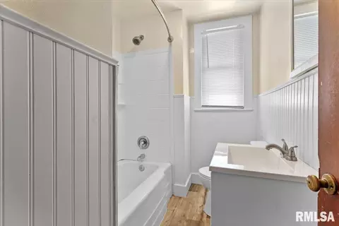 Bath - 2021 N Peoria Rd, Springfield, IL 62702 photo 1 of 3