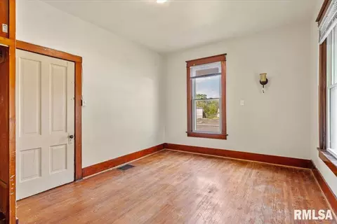 Bedroom - 2021 N Peoria Rd, Springfield, IL 62702 photo 2 of 3