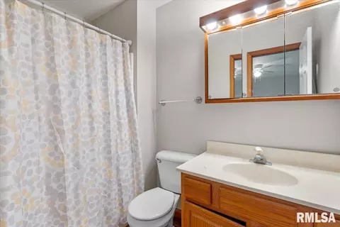 Bath - 218 Eagle Ridge Dr, Chatham, IL 62629 photo 1 of 2