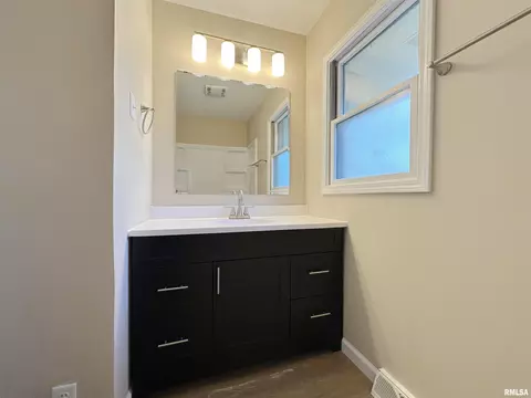 Bath - 107 N Anson St, Middletown, IL 62666 photo 1 of 3
