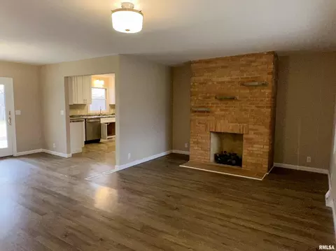 Living - 107 N Anson St, Middletown, IL 62666 photo 2 of 3