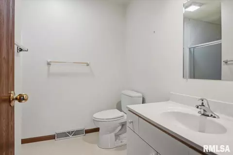 Bath - 323 Bellerive Rd, Springfield, IL 62704 photo 1 of 3