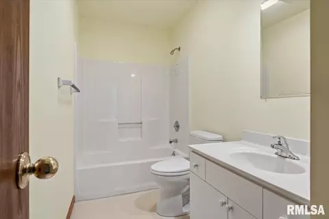 Bath - 323 Bellerive Rd, Springfield, IL 62704 photo 3 of 3