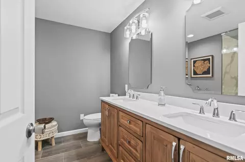 Bath - 2700 Dryden Dr, Springfield, IL 62711 photo 3 of 5