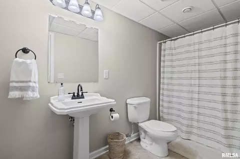 Bath - 2700 Dryden Dr, Springfield, IL 62711 photo 5 of 5
