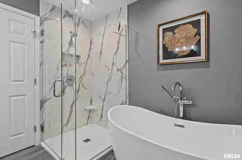 Bath - 2700 Dryden Dr, Springfield, IL 62711 photo 2 of 5