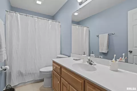 Bath - 2700 Dryden Dr, Springfield, IL 62711 photo 4 of 5
