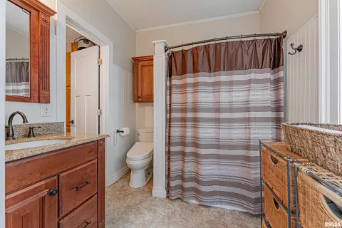 Bath - 9845 E 200 N Rd, Mclean, IL 61754 photo 1 of 3