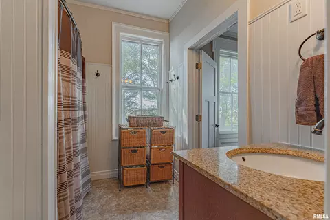 Bath - 9845 E 200 N Rd, Mclean, IL 61754 photo 2 of 3