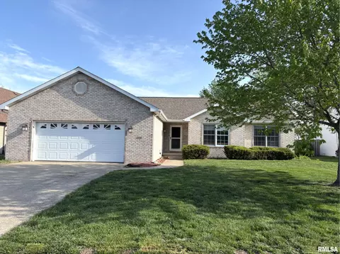 1009 Monarch Dr, Chatham, IL 62629