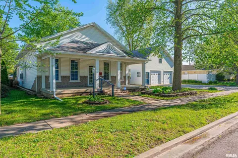 216 3rd St, Lincoln, IL 62656
