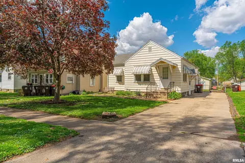 640 7th St, Lincoln, IL 62656