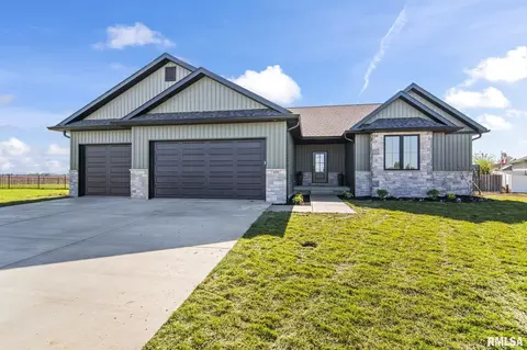 421 Sundown Ln, Chatham, IL 62629