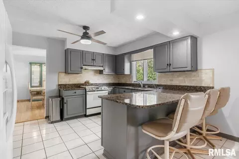 Kitchen - 10 Beacon Ridge Dr, Springfield, IL 62711 photo 1 of 2