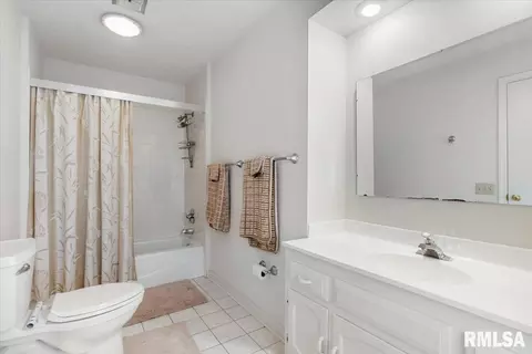 Bath - 10 Beacon Ridge Dr, Springfield, IL 62711 photo 1 of 2