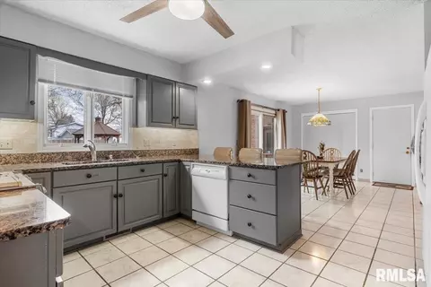 Kitchen - 10 Beacon Ridge Dr, Springfield, IL 62711 photo 2 of 2