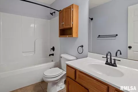 Bath - 3712 Viking Blvd, Springfield, IL 62712 photo 2 of 2