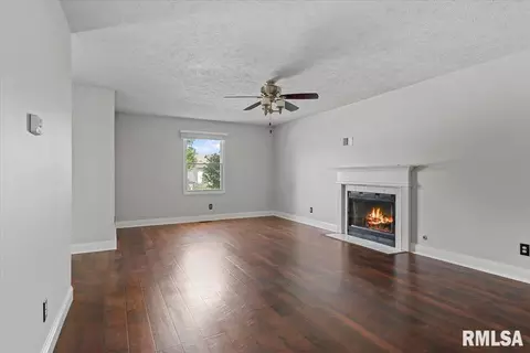 Living - 3712 Viking Blvd, Springfield, IL 62712 photo 3 of 5