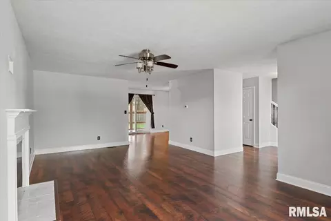 Living - 3712 Viking Blvd, Springfield, IL 62712 photo 2 of 5