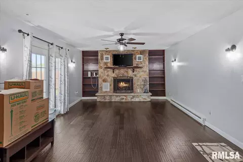 Living - 3226 Brunk Dr, Springfield, IL 62712 photo 3 of 3