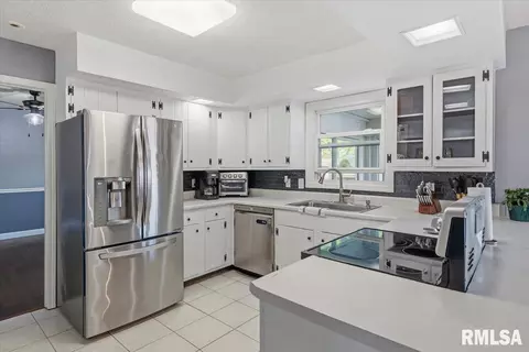 Kitchen - 3226 Brunk Dr, Springfield, IL 62712 photo 4 of 4