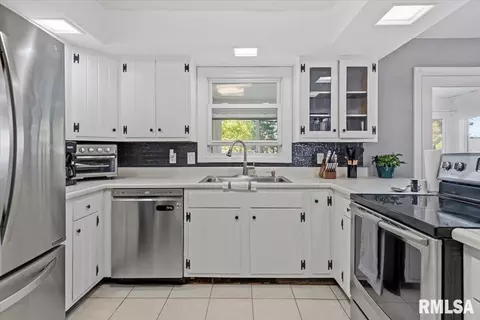 Kitchen - 3226 Brunk Dr, Springfield, IL 62712 photo 3 of 4
