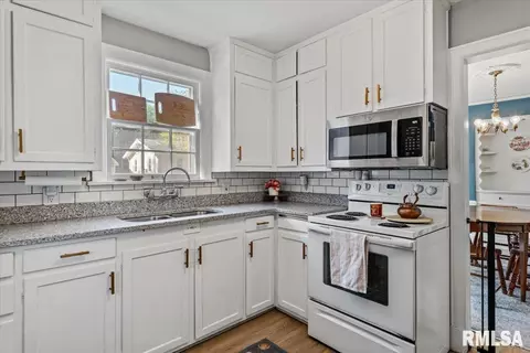 Kitchen - 822 W Edwards St, Springfield, IL 62704 photo 2 of 3