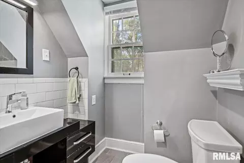Bath - 822 W Edwards St, Springfield, IL 62704 photo 3 of 3