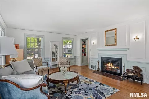 Living - 822 W Edwards St, Springfield, IL 62704 photo 2 of 3