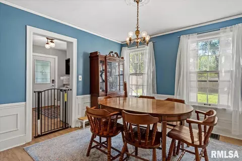 Dining - 822 W Edwards St, Springfield, IL 62704 photo 1 of 2