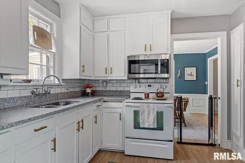 Kitchen - 822 W Edwards St, Springfield, IL 62704 photo 3 of 3