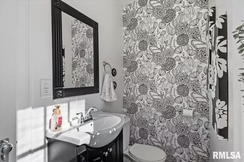 Bath - 822 W Edwards St, Springfield, IL 62704 photo 1 of 3