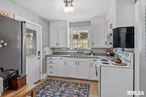 Kitchen - 822 W Edwards St, Springfield, IL 62704 photo 1 of 3