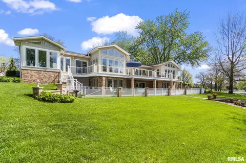 769 Pecan Point Rd, Petersburg, IL 62675