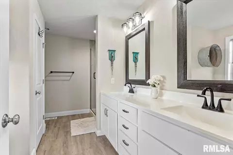 Bath - 1701 Spartan Dr, Chatham, IL 62629 photo 2 of 5