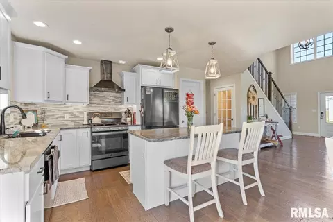 Kitchen - 1701 Spartan Dr, Chatham, IL 62629 photo 2 of 3