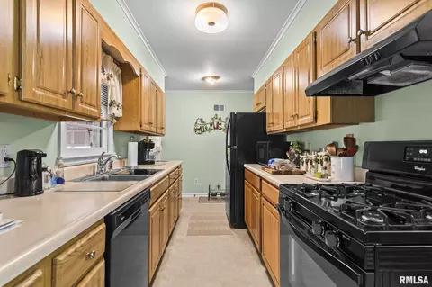 Kitchen - 146 Circle Dr, Springfield, IL 62703 photo 1 of 4
