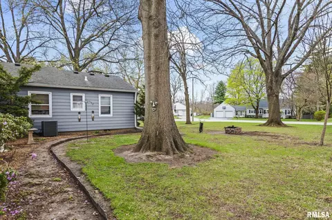 Exterior - 146 Circle Dr, Springfield, IL 62703 photo 7 of 10